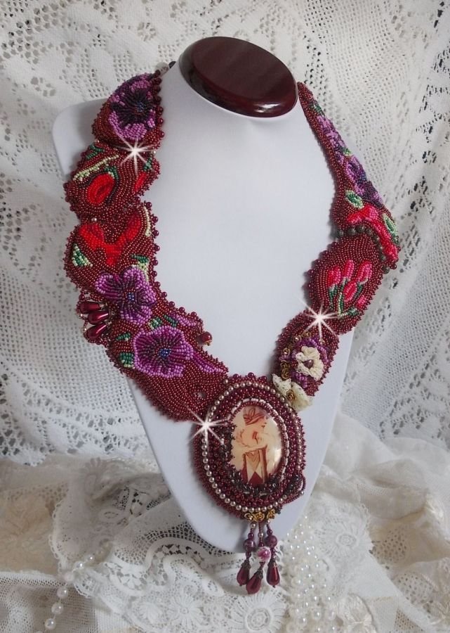 Art'D Haute-Couture halsband broderat med olika färgade fröpärlor och Swarovski-kristallpärlor