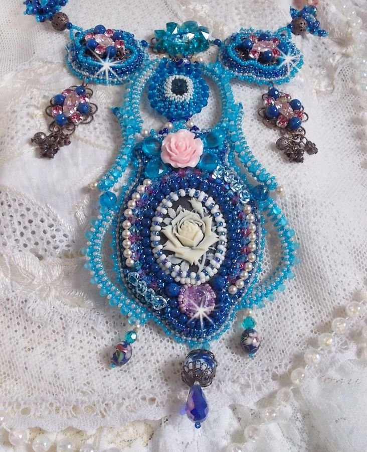 Belle Epoque halsband, Haute-Couture broderat med Swarovski-kristaller och olika vackra pärlor.