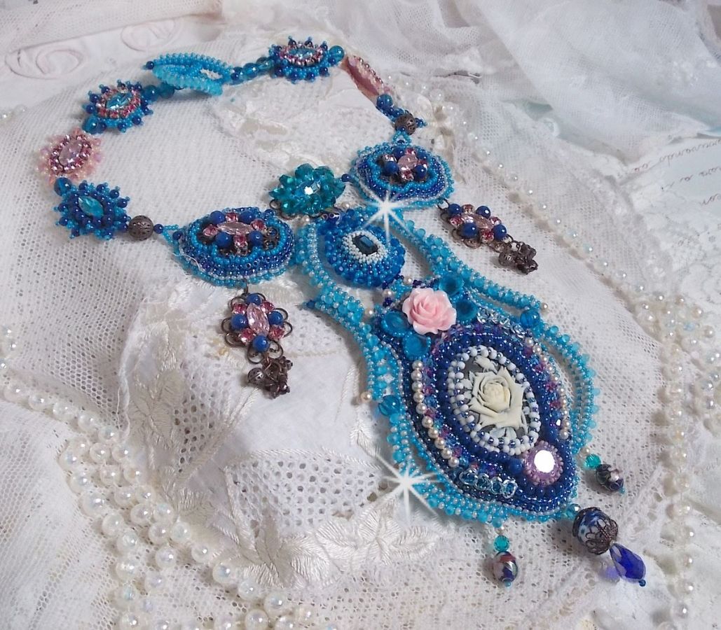 Belle Epoque halsband, Haute-Couture broderat med Swarovski-kristaller och olika vackra pärlor.