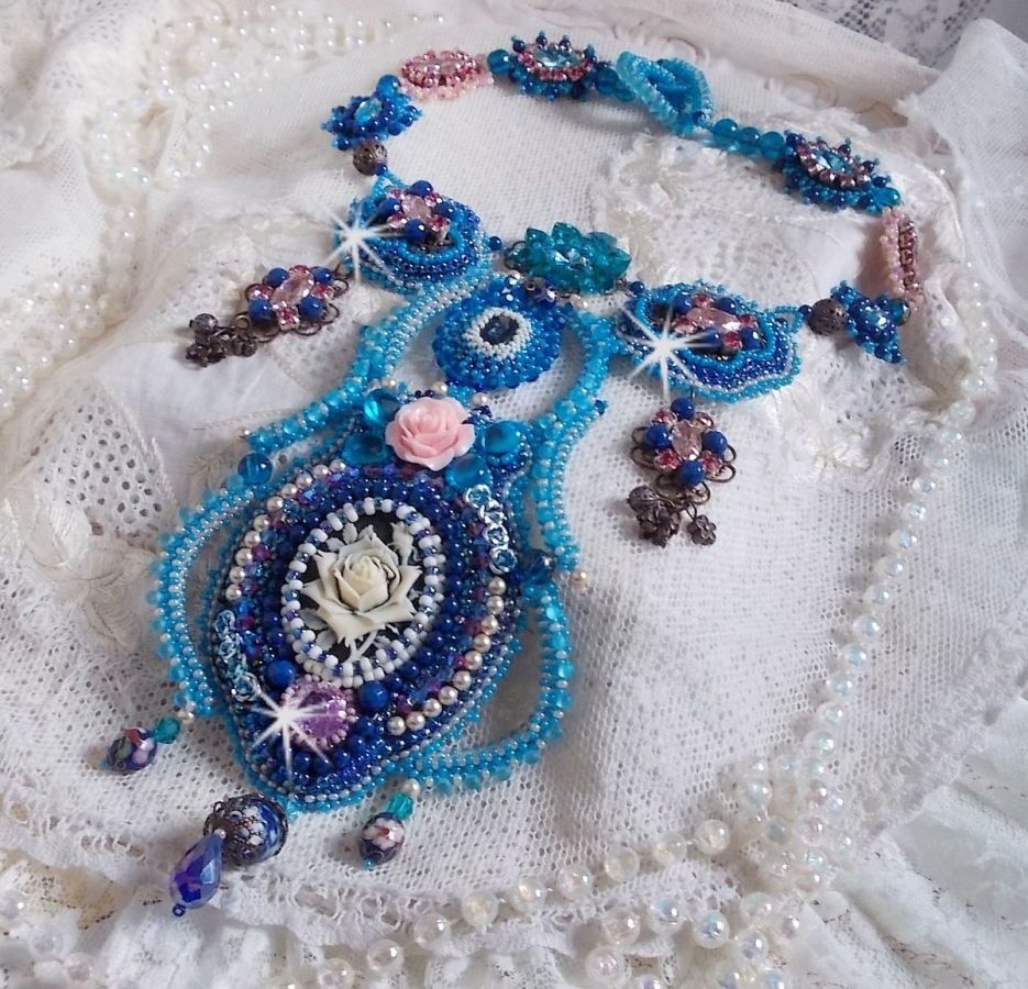 Belle Epoque halsband, Haute-Couture broderat med Swarovski-kristaller och olika vackra pärlor.