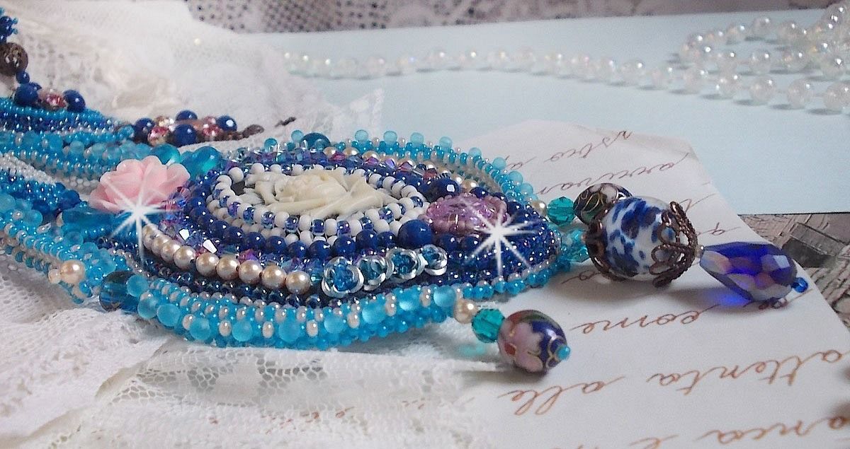 Belle Epoque halsband, Haute-Couture broderat med Swarovski-kristaller och olika vackra pärlor.