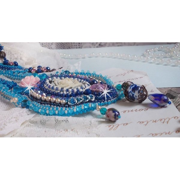 Belle Epoque halsband, Haute-Couture broderat med Swarovski-kristaller och olika vackra pärlor.