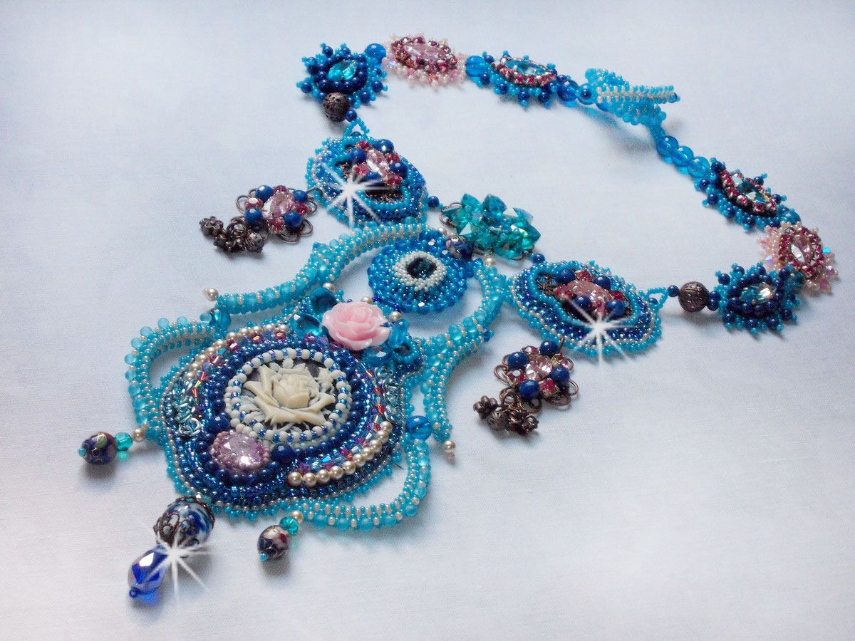 Belle Epoque halsband, Haute-Couture broderat med Swarovski-kristaller och olika vackra pärlor.