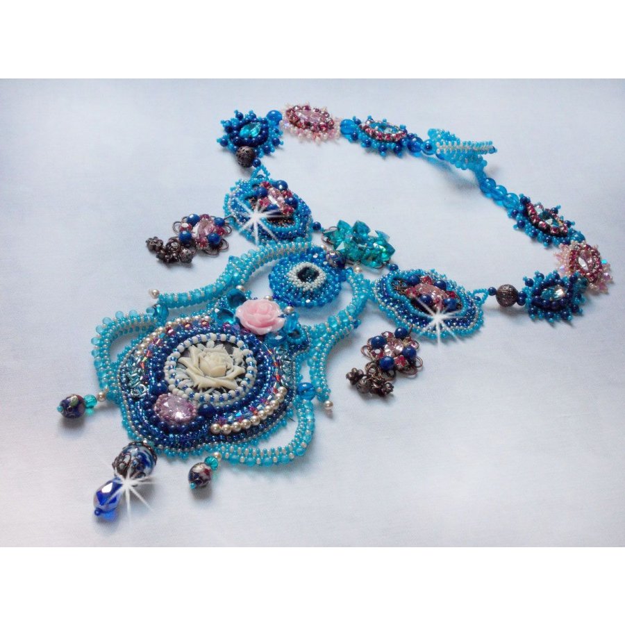 Belle Epoque halsband, Haute-Couture broderat med Swarovski-kristaller och olika vackra pärlor.
