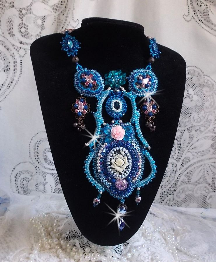 Belle Epoque halsband, Haute-Couture broderat med Swarovski-kristaller och olika vackra pärlor.