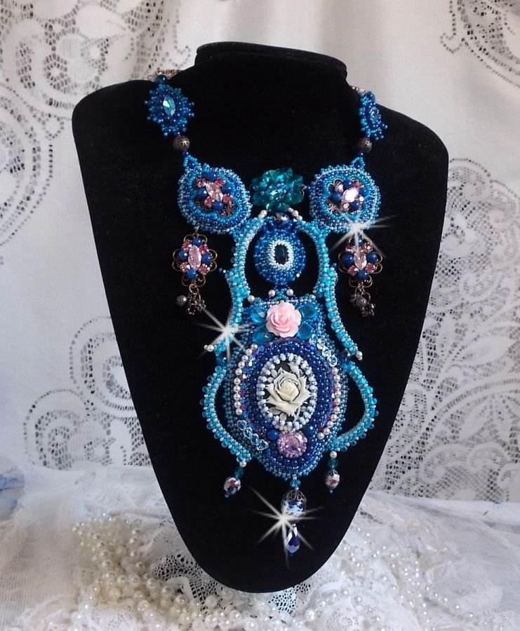 Belle Epoque halsband, Haute-Couture broderat med Swarovski-kristaller och olika vackra pärlor.