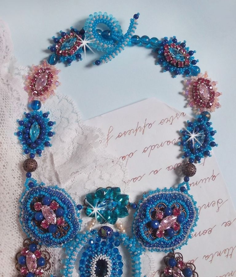 Belle Epoque halsband, Haute-Couture broderat med Swarovski-kristaller och olika vackra pärlor.