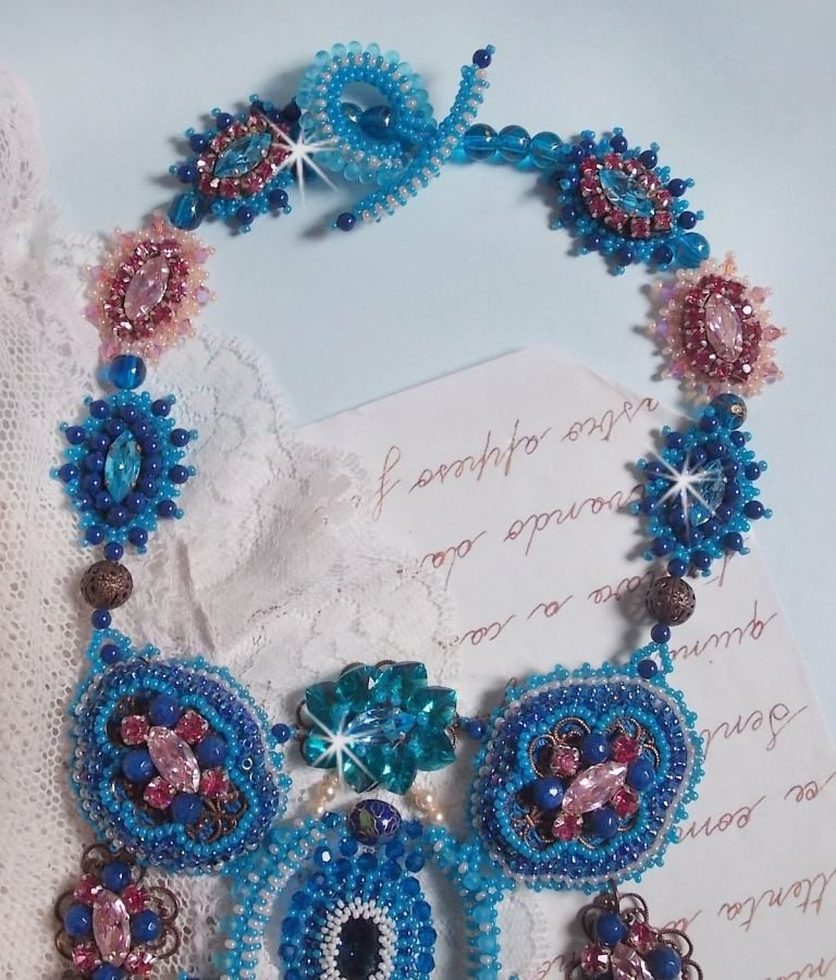 Belle Epoque halsband, Haute-Couture broderat med Swarovski-kristaller och olika vackra pärlor.
