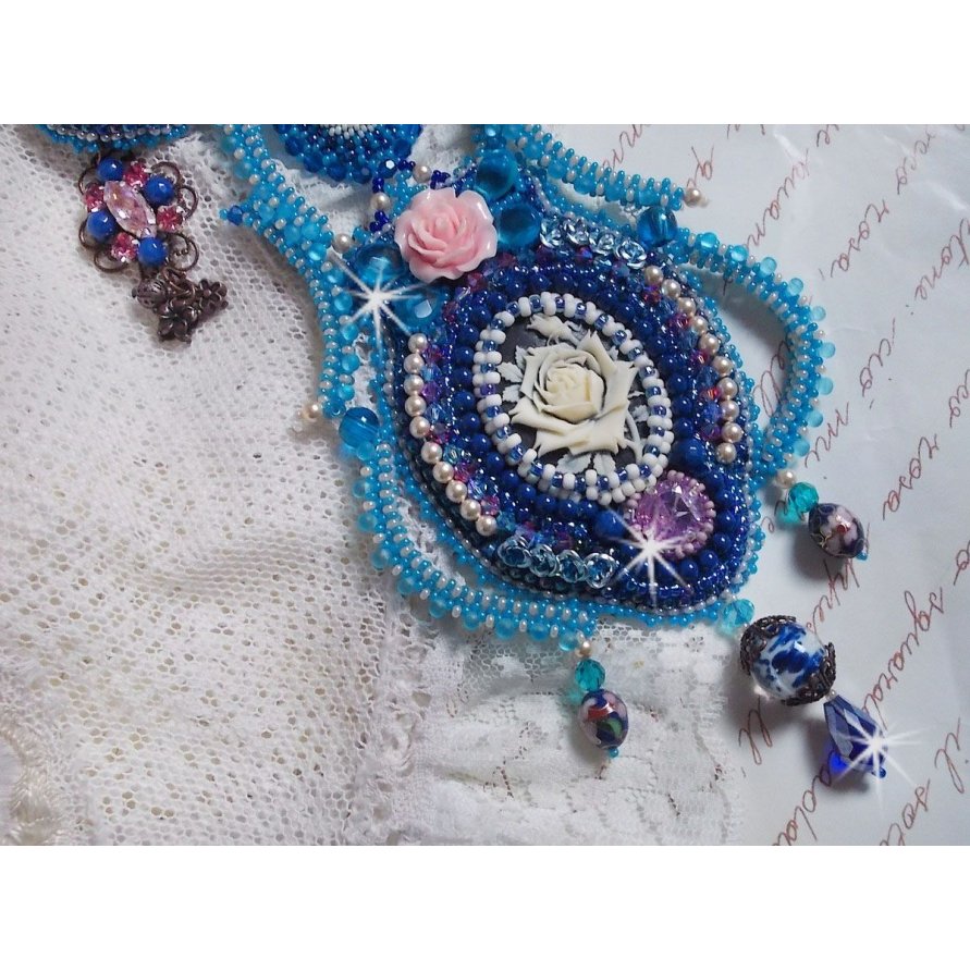 Belle Epoque halsband, Haute-Couture broderat med Swarovski-kristaller och olika vackra pärlor.