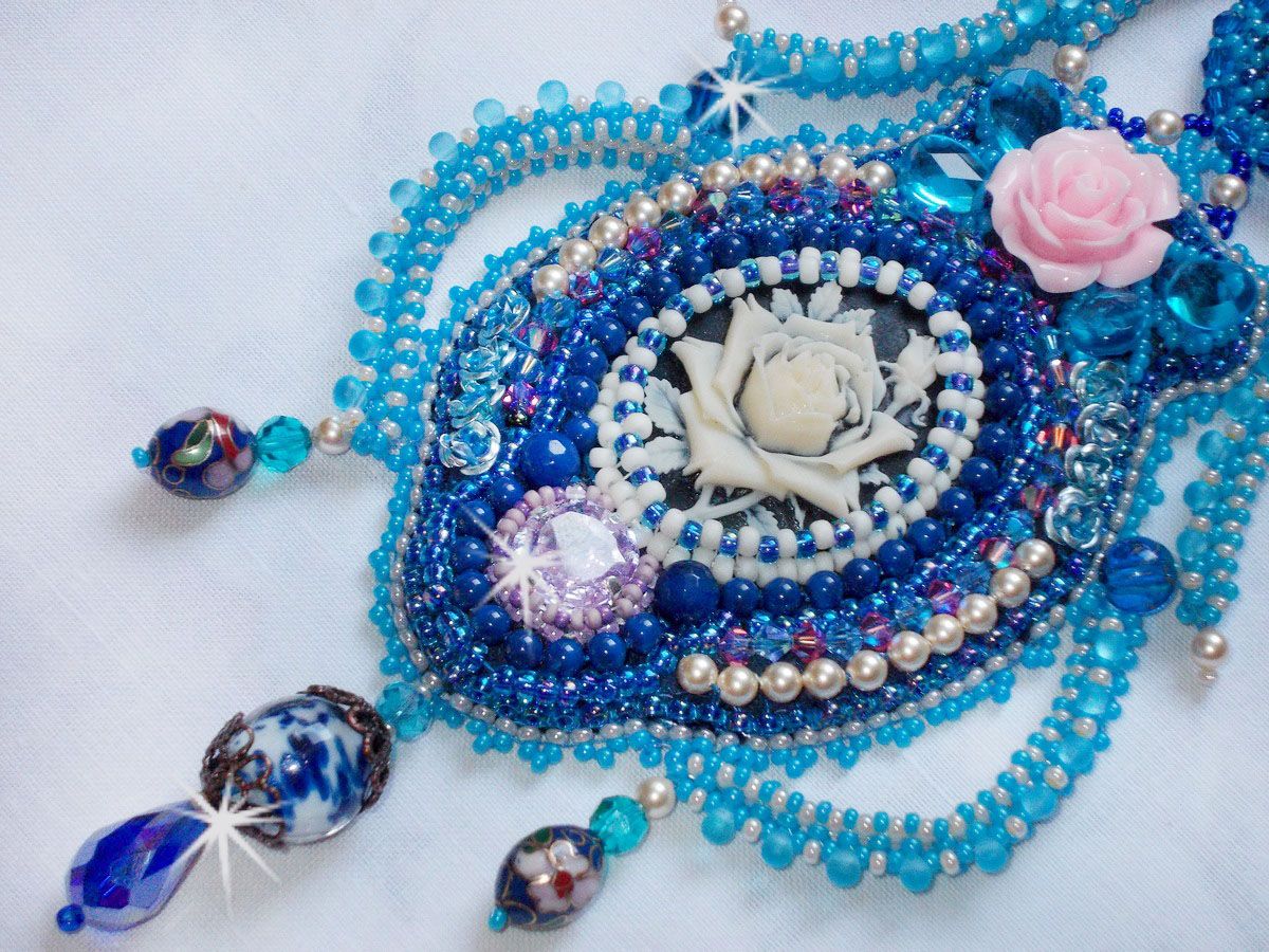 Belle Epoque halsband, Haute-Couture broderat med Swarovski-kristaller och olika vackra pärlor.
