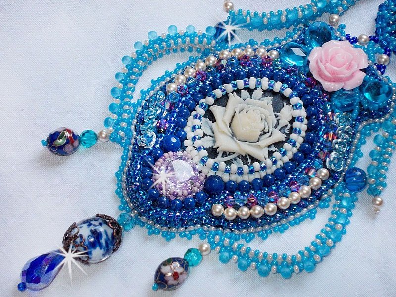 Belle Epoque halsband, Haute-Couture broderat med Swarovski-kristaller och olika vackra p&auml;rlor.