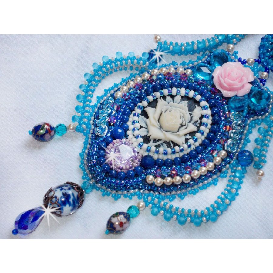 Belle Epoque halsband, Haute-Couture broderat med Swarovski-kristaller och olika vackra pärlor.