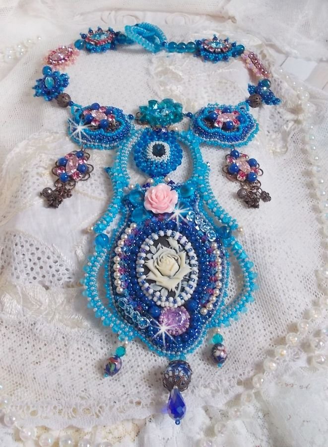 Belle Epoque halsband, Haute-Couture broderat med Swarovski-kristaller och olika vackra pärlor.