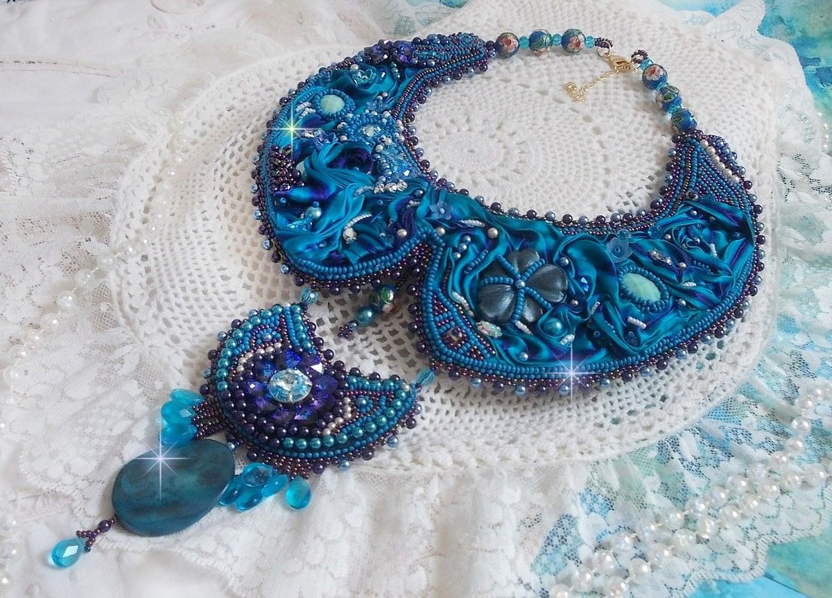 Kungligt blått Haute-Couture halsband broderat med ett lila och ankblått sidenband, kristaller och olika pärlor. 