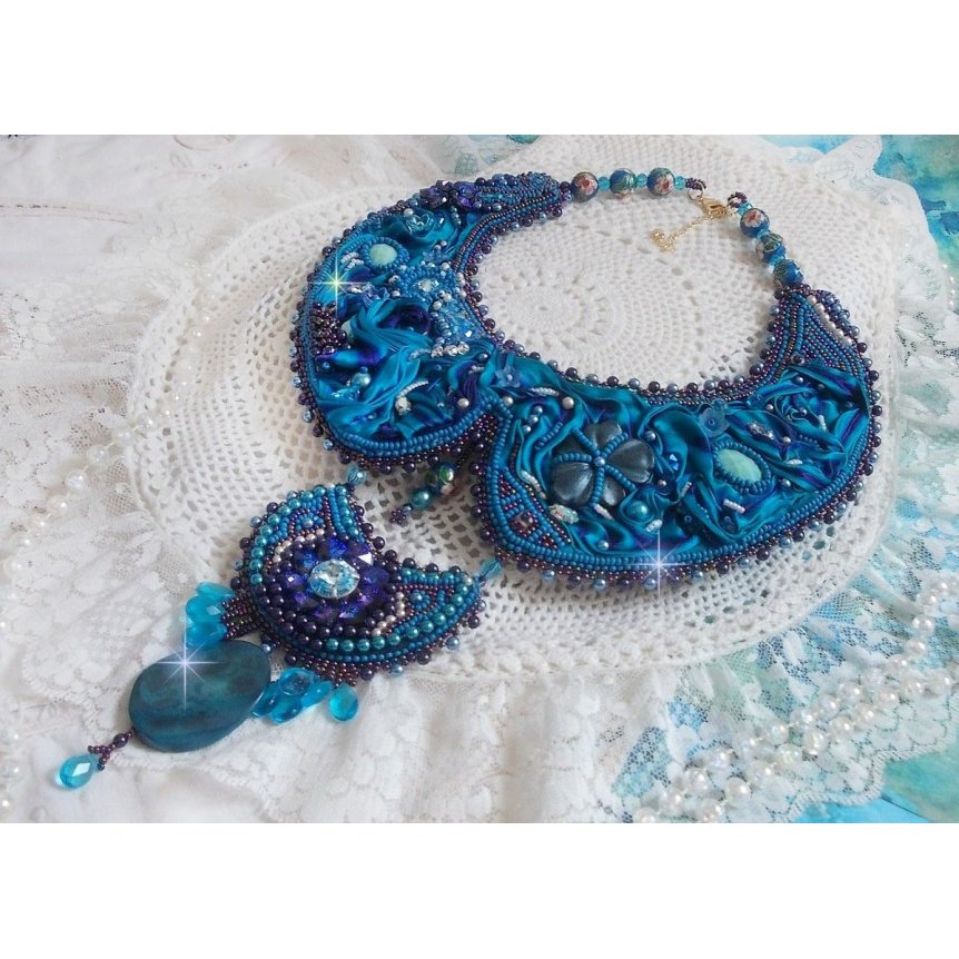 Kungligt blått Haute-Couture halsband broderat med ett lila och ankblått sidenband, kristaller och olika pärlor. 