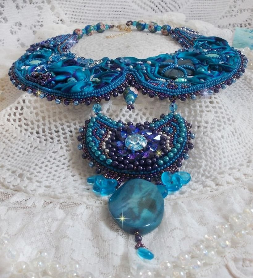 Kungligt blått Haute-Couture halsband broderat med ett lila och ankblått sidenband, kristaller och olika pärlor. 