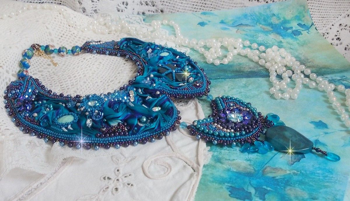 Kungligt blått Haute-Couture halsband broderat med ett lila och ankblått sidenband, kristaller och olika pärlor. 