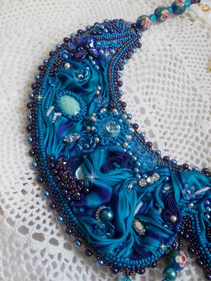 Kungligt blått Haute-Couture halsband broderat med ett lila och ankblått sidenband, kristaller och olika pärlor. 