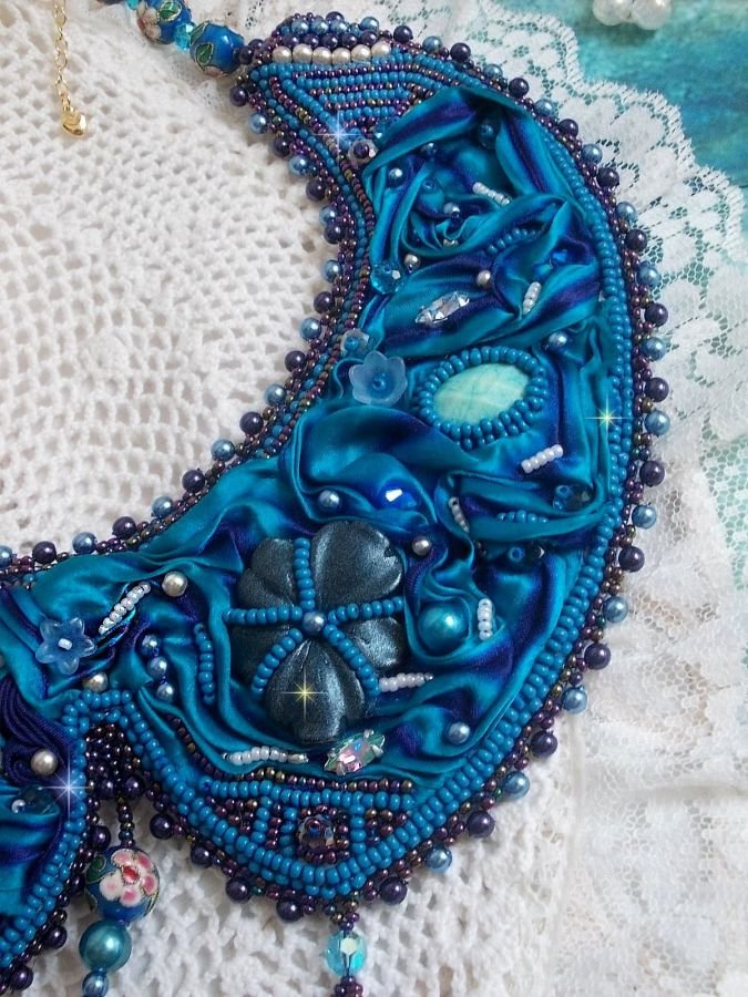 Kungligt blått Haute-Couture halsband broderat med ett lila och ankblått sidenband, kristaller och olika pärlor. 