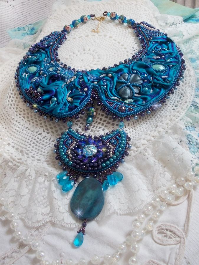 Kungligt blått Haute-Couture halsband broderat med ett lila och ankblått sidenband, kristaller och olika pärlor. 