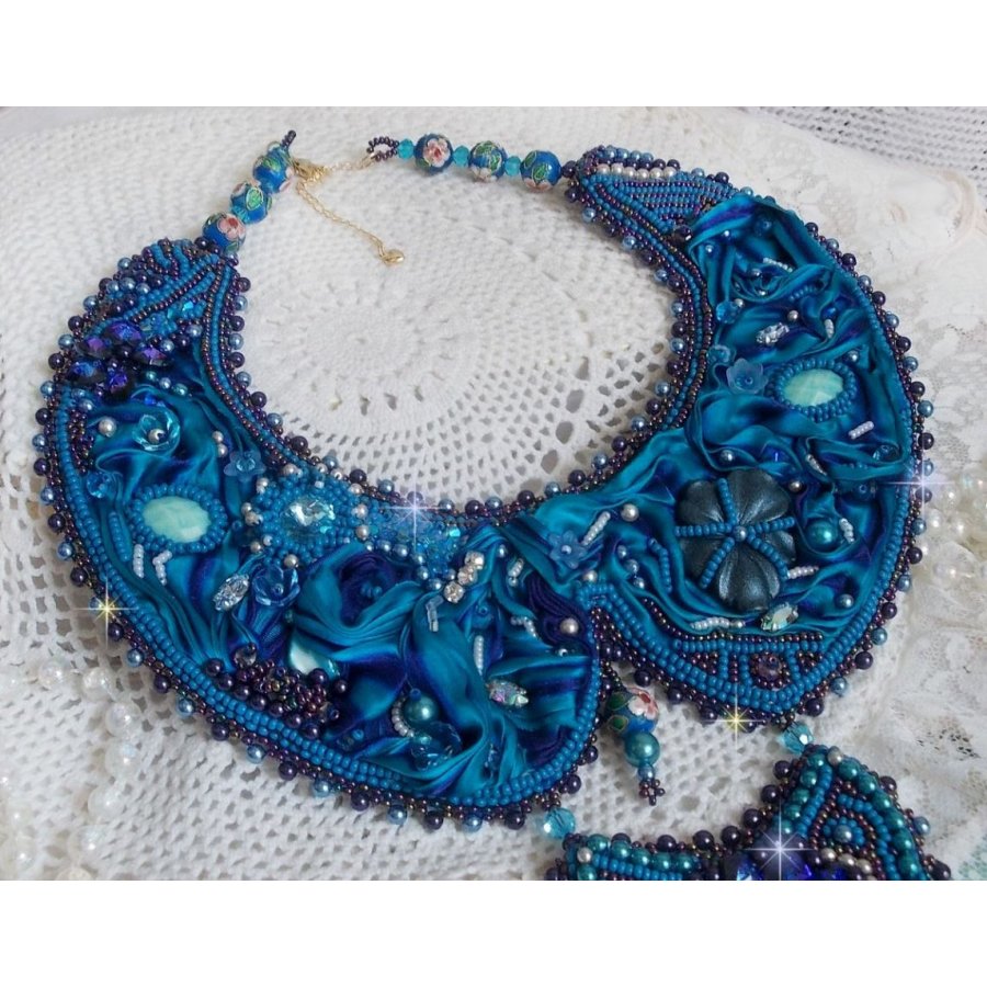 Kungligt blått Haute-Couture halsband broderat med ett lila och ankblått sidenband, kristaller och olika pärlor. 