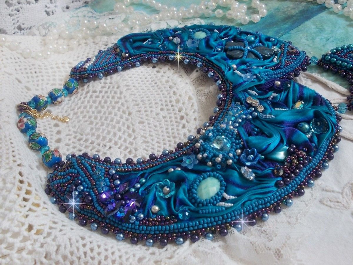 Kungligt blått Haute-Couture halsband broderat med ett lila och ankblått sidenband, kristaller och olika pärlor. 