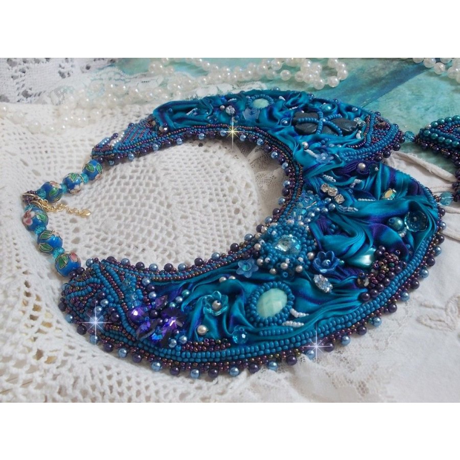 Kungligt blått Haute-Couture halsband broderat med ett lila och ankblått sidenband, kristaller och olika pärlor. 