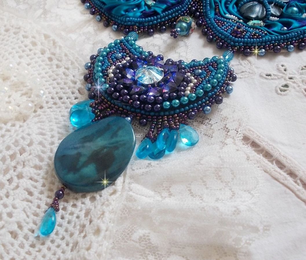 Kungligt blått Haute-Couture halsband broderat med ett lila och ankblått sidenband, kristaller och olika pärlor. 
