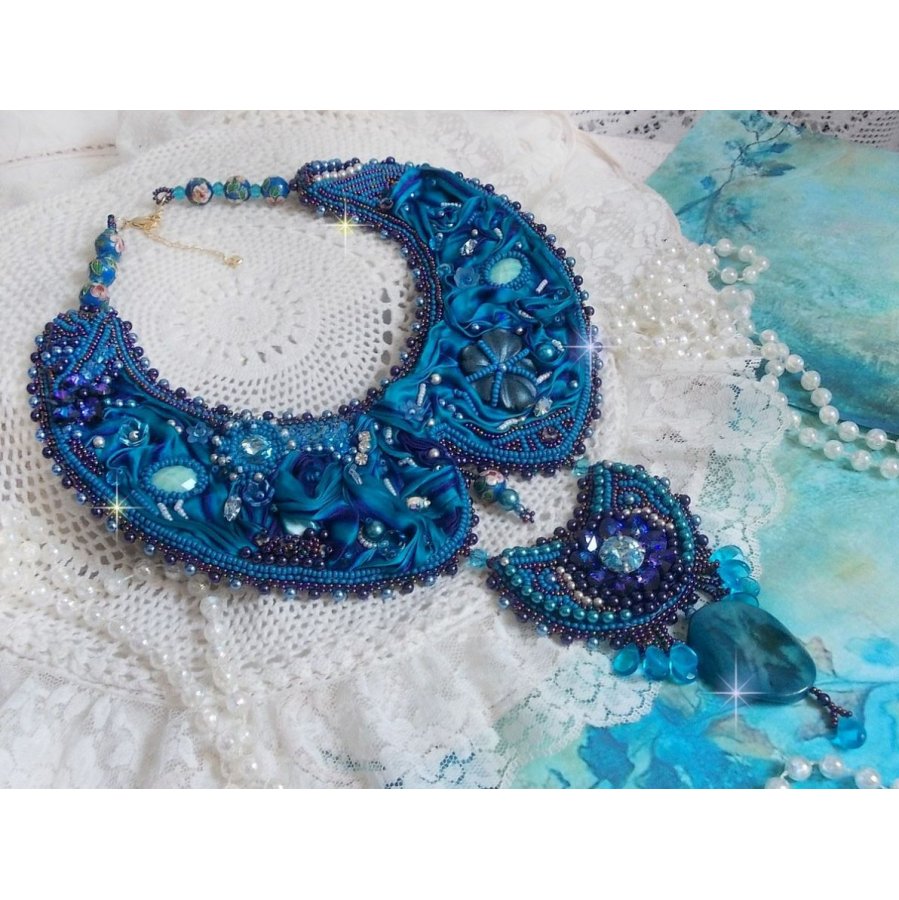 Kungligt blått Haute-Couture halsband broderat med ett lila och ankblått sidenband, kristaller och olika pärlor. 