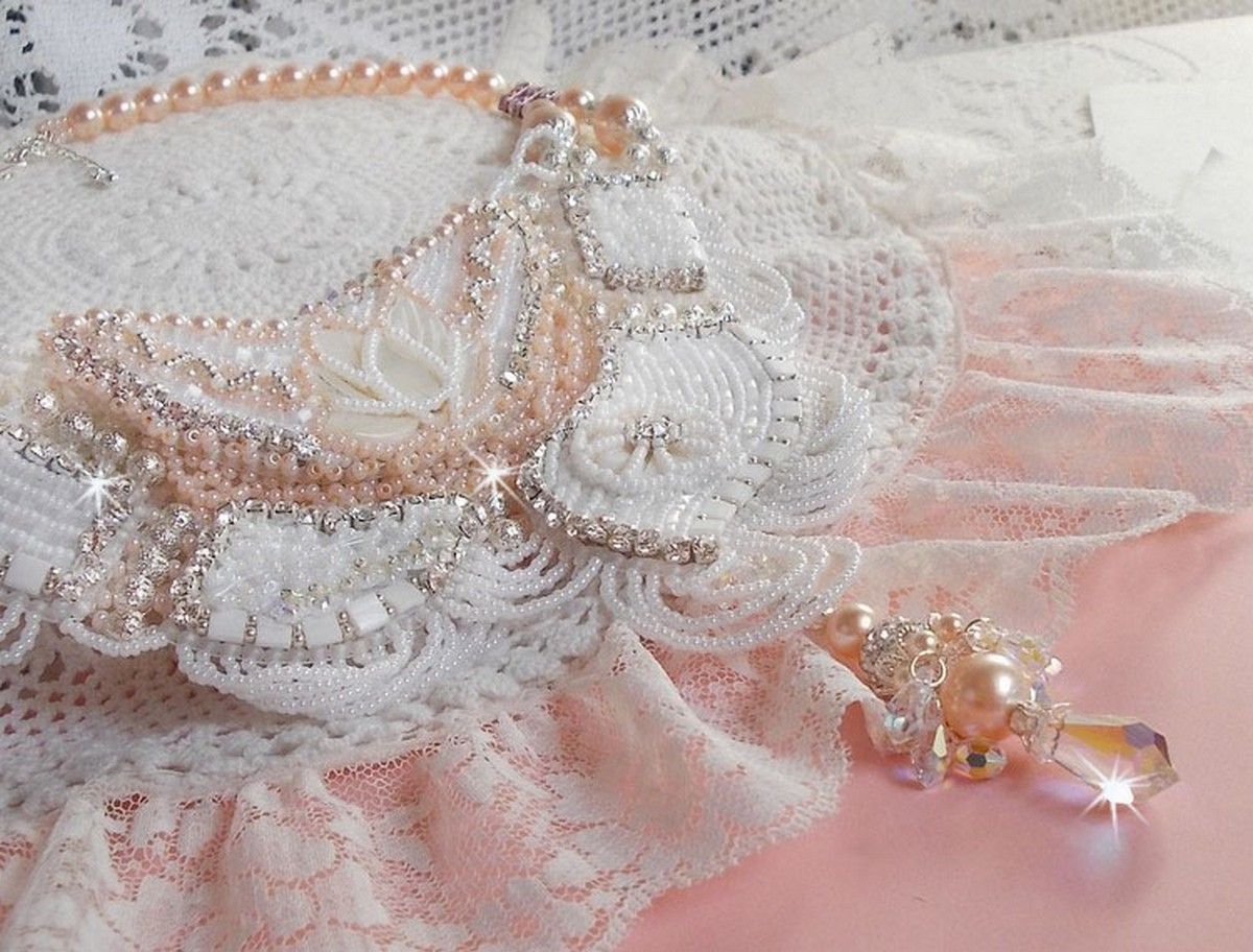 Bouquet d'un Jour halsband broderat med pärlemorsblommor, kristaller, runda filigranpärlor, 925/1000 silver och kvalitetsfröpärlor. 