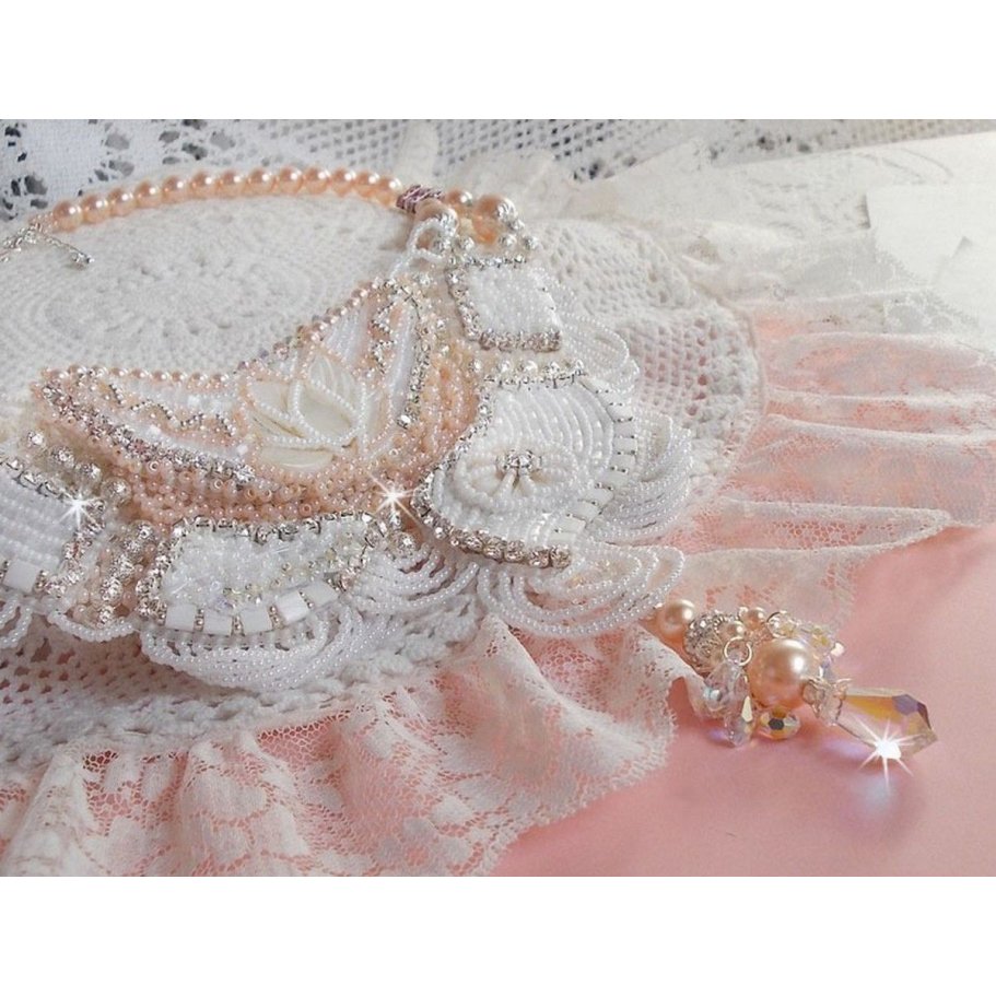 Bouquet d'un Jour halsband broderat med pärlemorsblommor, kristaller, runda filigranpärlor, 925/1000 silver och kvalitetsfröpärlor. 