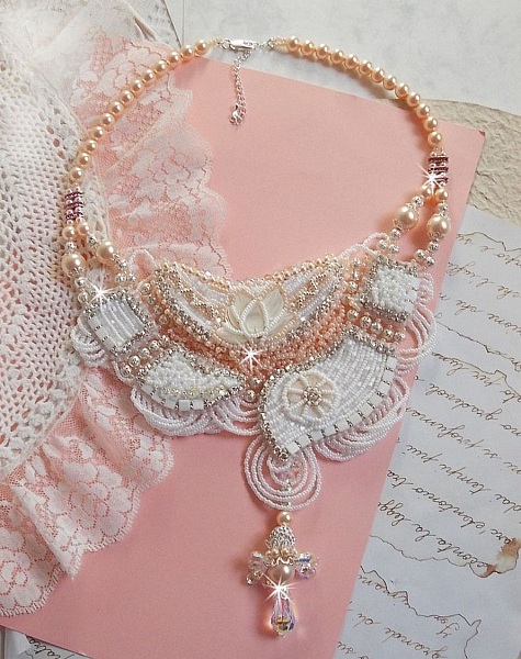 Bouquet d'un Jour halsband broderat med p&auml;rlemorsblommor, kristaller, runda filigranp&auml;rlor, 925/1000 silver och kvalitetsfr&ouml;p&auml;rlor. 