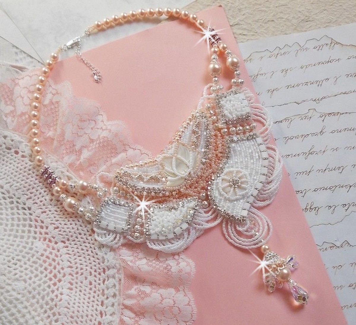 Bouquet d'un Jour halsband broderat med pärlemorsblommor, kristaller, runda filigranpärlor, 925/1000 silver och kvalitetsfröpärlor. 