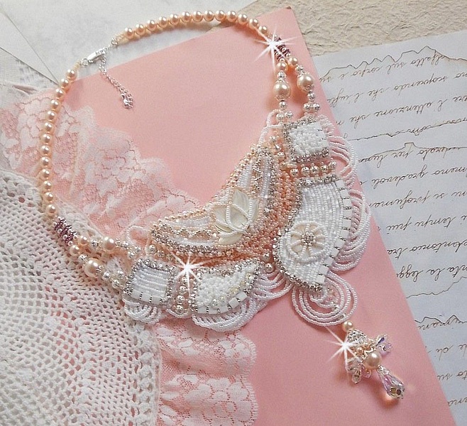 Bouquet d'un Jour halsband broderat med p&auml;rlemorsblommor, kristaller, runda filigranp&auml;rlor, 925/1000 silver och kvalitetsfr&ouml;p&auml;rlor. 