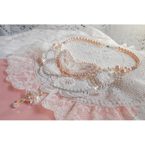 Bouquet d'un Jour halsband broderat med pärlemorsblommor, kristaller, runda filigranpärlor, 925/1000 silver och kvalitetsfröpärlor. 