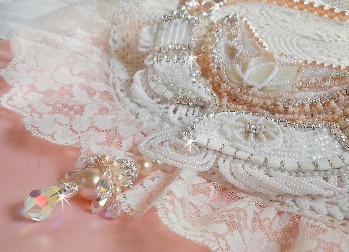 Bouquet d'un Jour halsband broderat med pärlemorsblommor, kristaller, runda filigranpärlor, 925/1000 silver och kvalitetsfröpärlor. 