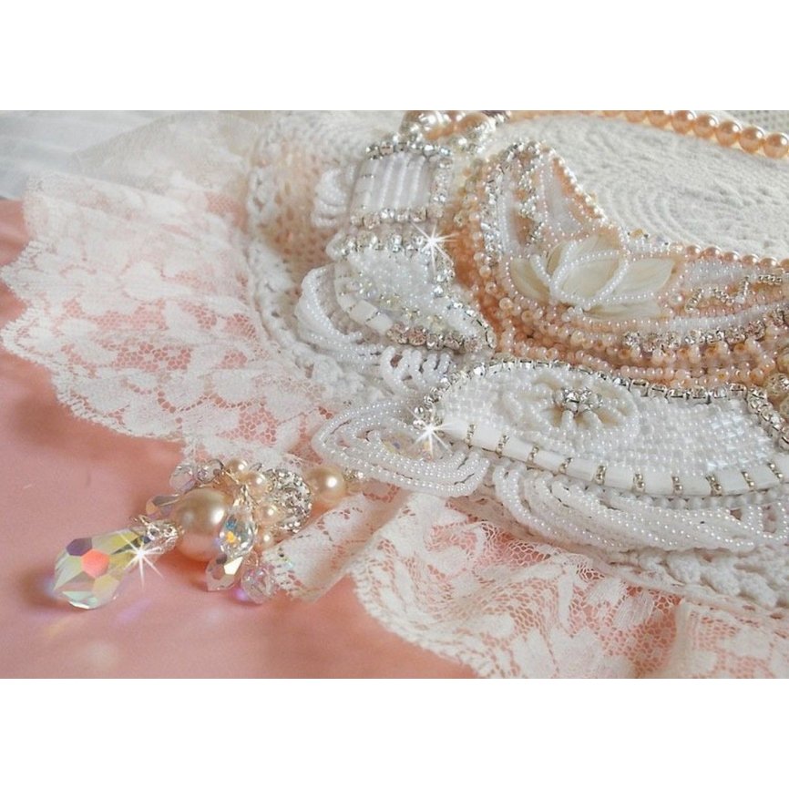 Bouquet d'un Jour halsband broderat med pärlemorsblommor, kristaller, runda filigranpärlor, 925/1000 silver och kvalitetsfröpärlor. 
