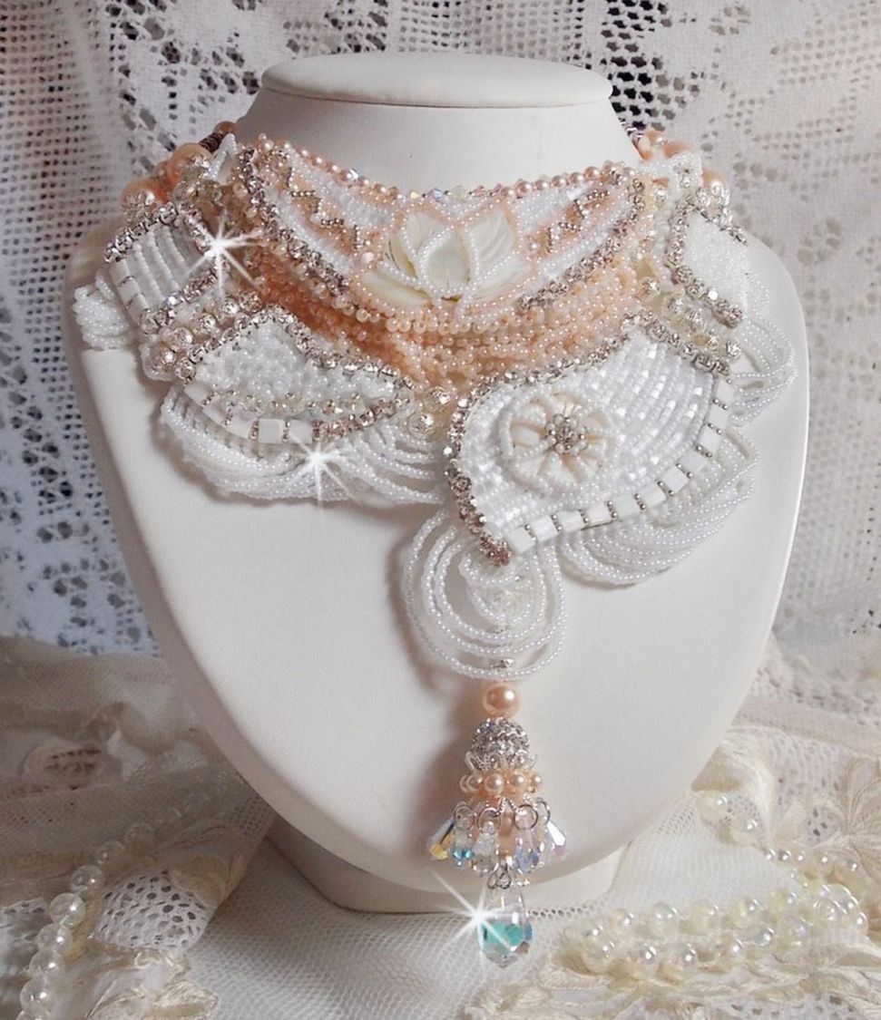 Bouquet d'un Jour halsband broderat med pärlemorsblommor, kristaller, runda filigranpärlor, 925/1000 silver och kvalitetsfröpärlor. 