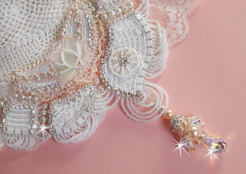 Bouquet d'un Jour halsband broderat med p&auml;rlemorsblommor, kristaller, runda filigranp&auml;rlor, 925/1000 silver och kvalitetsfr&ouml;p&auml;rlor. 