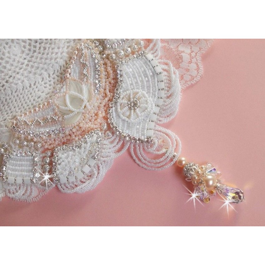 Bouquet d'un Jour halsband broderat med pärlemorsblommor, kristaller, runda filigranpärlor, 925/1000 silver och kvalitetsfröpärlor. 