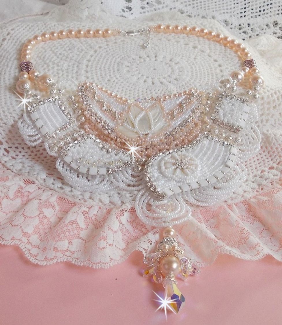 Bouquet d'un Jour halsband broderat med pärlemorsblommor, kristaller, runda filigranpärlor, 925/1000 silver och kvalitetsfröpärlor. 