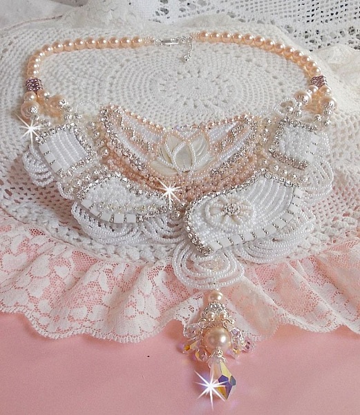 Bouquet d'un Jour halsband broderat med p&auml;rlemorsblommor, kristaller, runda filigranp&auml;rlor, 925/1000 silver och kvalitetsfr&ouml;p&auml;rlor. 