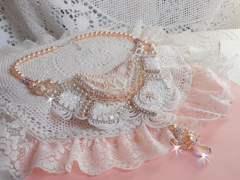 Bouquet d'un Jour halsband broderat med p&auml;rlemorsblommor, kristaller, runda filigranp&auml;rlor, 925/1000 silver och kvalitetsfr&ouml;p&auml;rlor. 