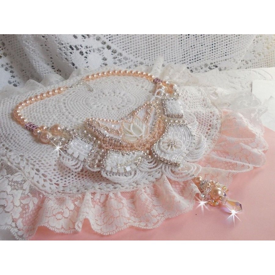 Bouquet d'un Jour halsband broderat med pärlemorsblommor, kristaller, runda filigranpärlor, 925/1000 silver och kvalitetsfröpärlor. 