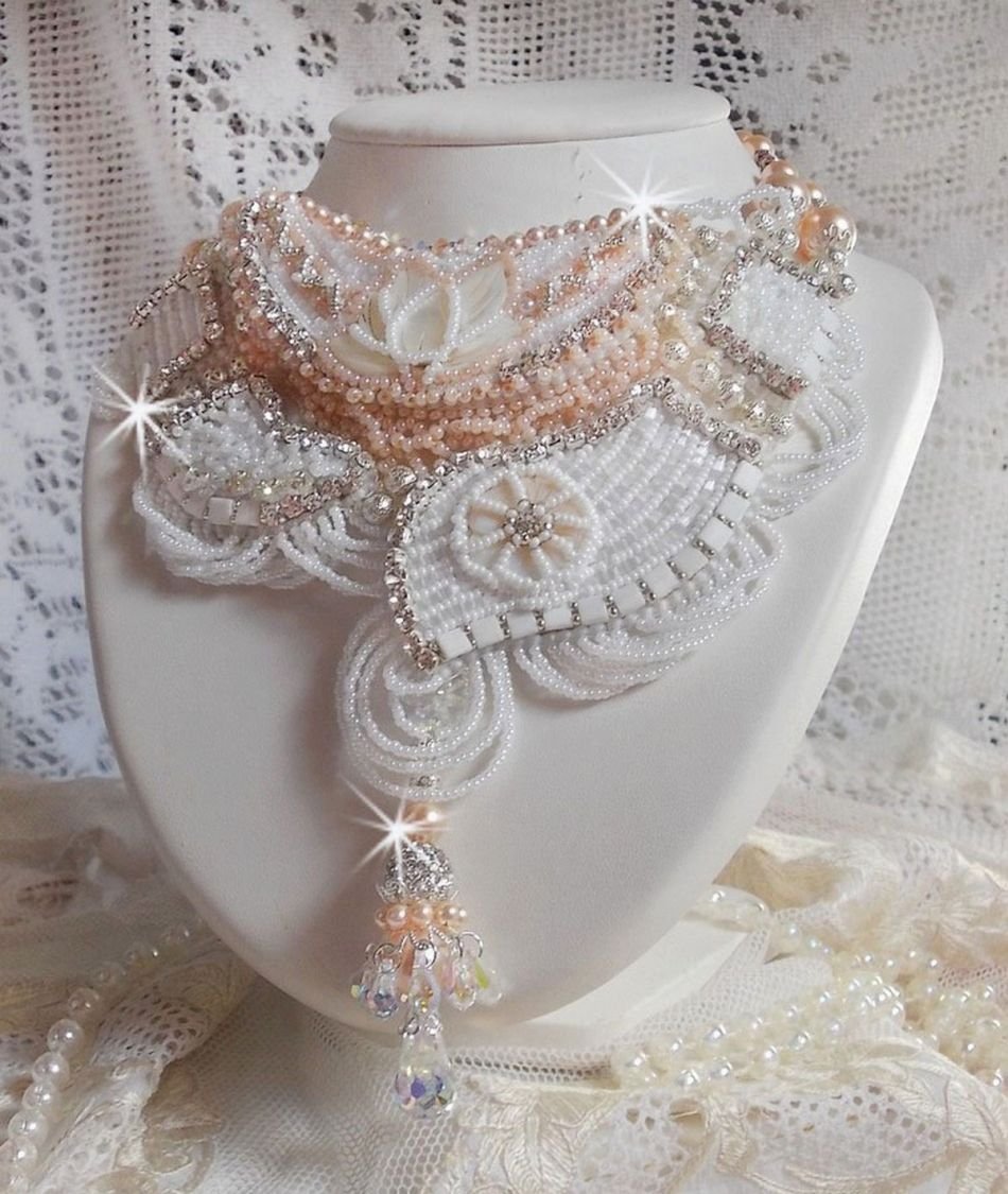 Bouquet d'un Jour halsband broderat med pärlemorsblommor, kristaller, runda filigranpärlor, 925/1000 silver och kvalitetsfröpärlor. 