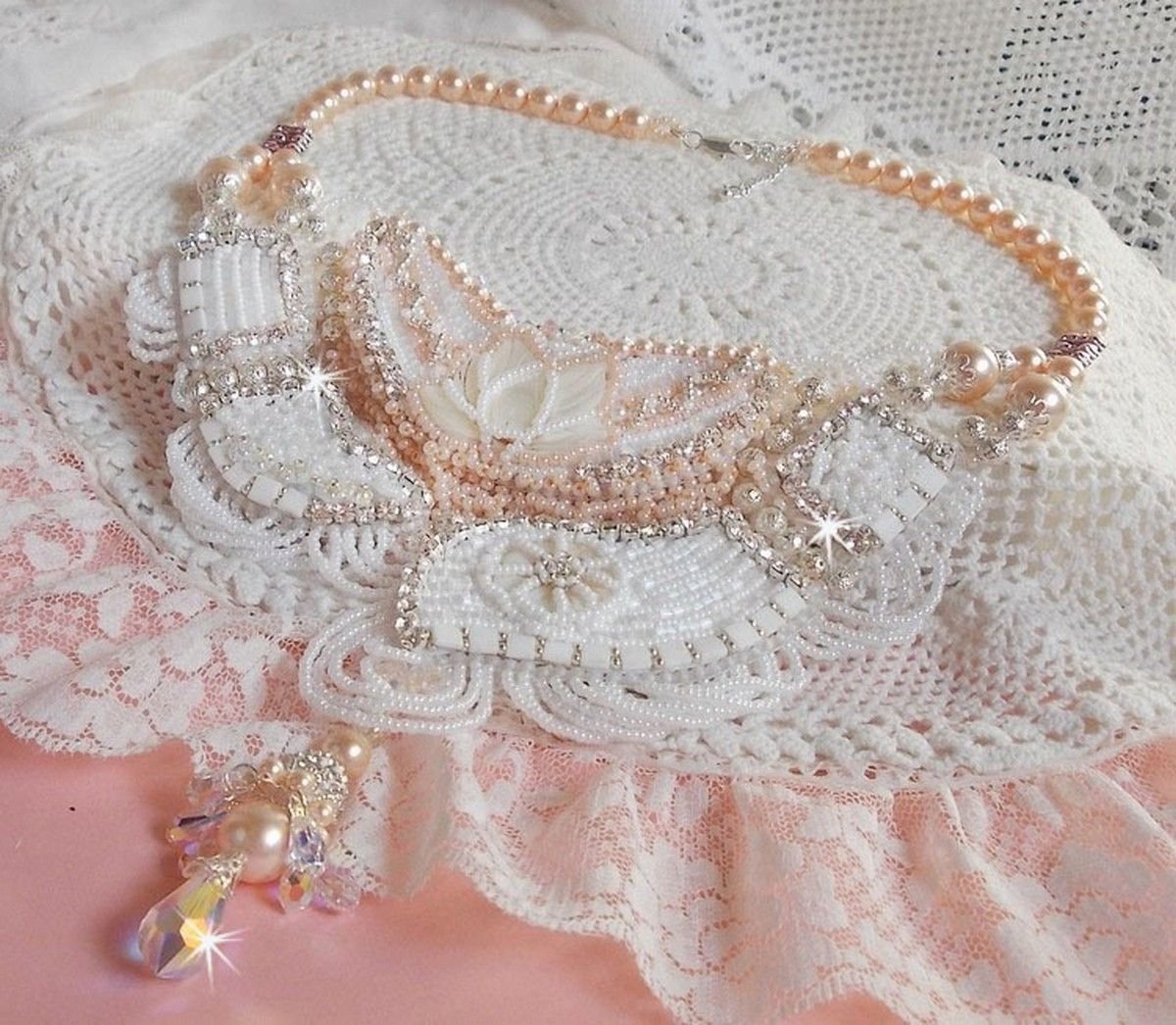 Bouquet d'un Jour halsband broderat med pärlemorsblommor, kristaller, runda filigranpärlor, 925/1000 silver och kvalitetsfröpärlor. 
