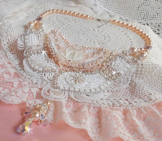 Bouquet d'un Jour halsband broderat med p&auml;rlemorsblommor, kristaller, runda filigranp&auml;rlor, 925/1000 silver och kvalitetsfr&ouml;p&auml;rlor. 