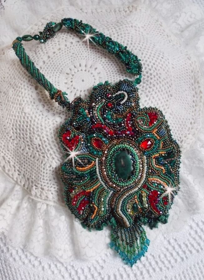Drakhalsband broderat med en cabochon och chips i naturlig malakit, en vacker smaragdgrön nyansering med dessa färgade fröpärlor.