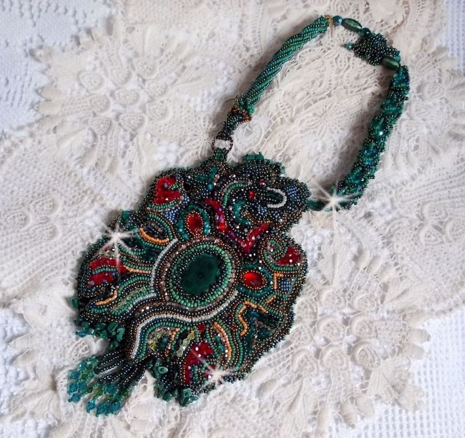Drakhalsband broderat med en cabochon och chips i naturlig malakit, en vacker smaragdgrön nyansering med dessa färgade fröpärlor.