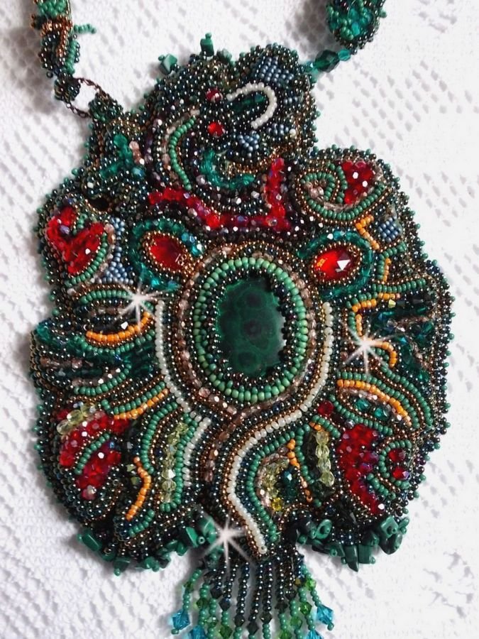 Drakhalsband broderat med en cabochon och chips i naturlig malakit, en vacker smaragdgrön nyansering med dessa färgade fröpärlor.